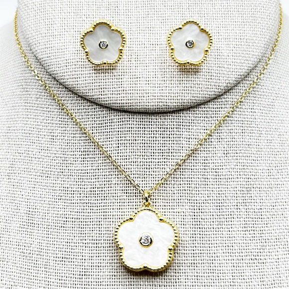 NWOT 18k GP stainless steel aqua colored clover set, necklace is adjus to 18” - Picture 1 of 16